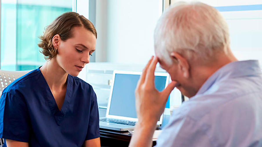 Enfermera de salud mental en la consulta con un paciente